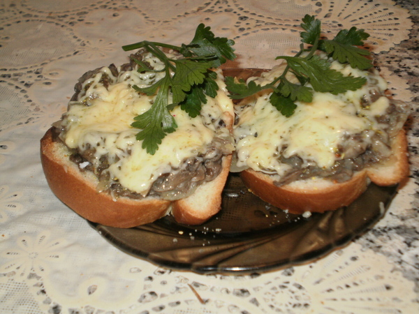 бутерброды с фаршем и плавленым сырком рецепт