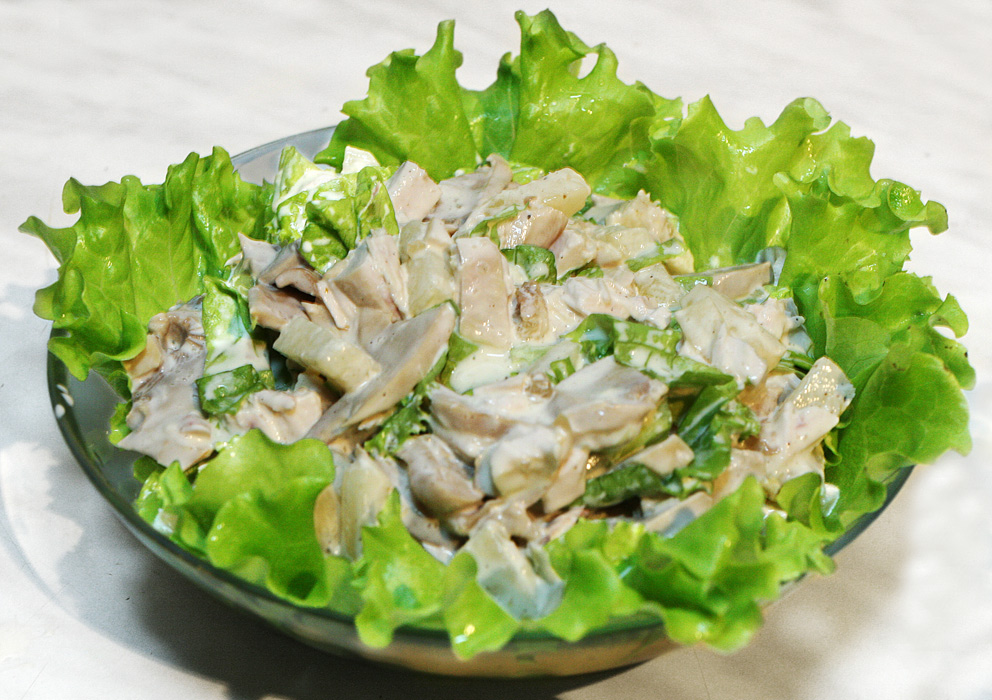 горячий салат с грибами и курицей