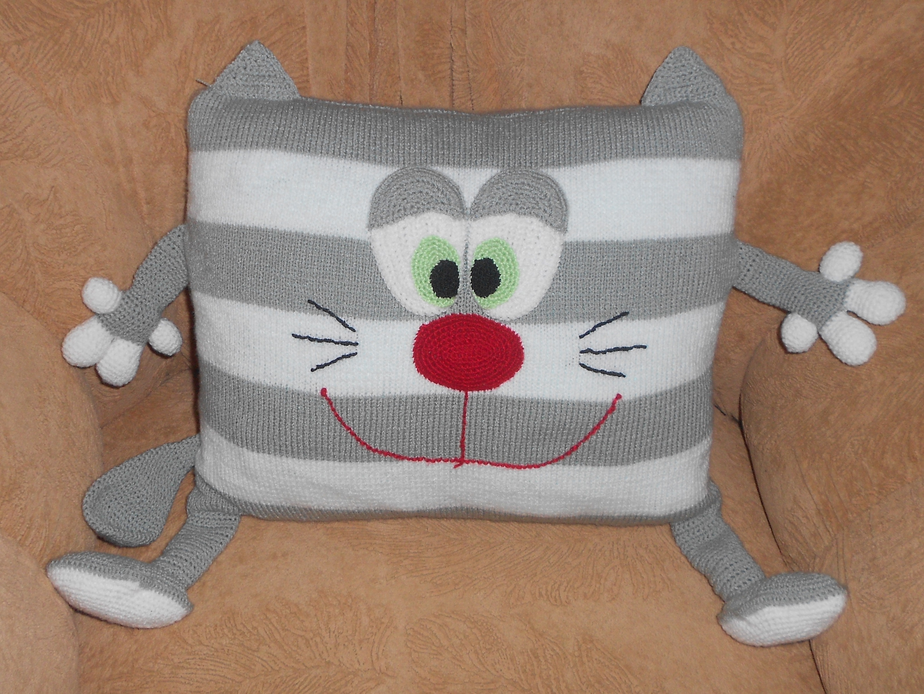подушка-кот, связанная спицами и крючком, мастер-класс с подробным описанием